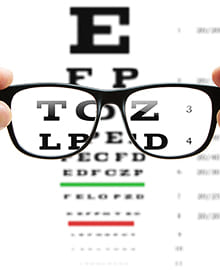 خرید عینک برای یک نوجوان محصل یتیم